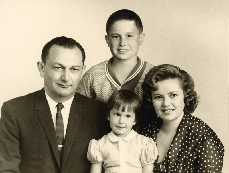 מינה ותד ושני ילדיהם, מיקי ושרי, בארצות הברית