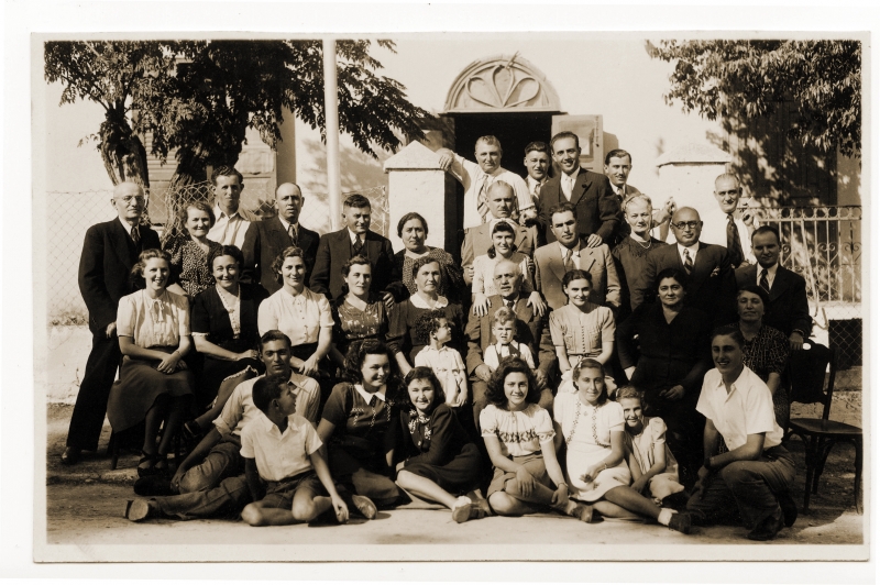 שבט אריזון-אריסון בצילום קבוצתי בזכרון יעקב, ביום הולדתו של סבא אריזון (יושב במרכז עם רעייתו שרה)