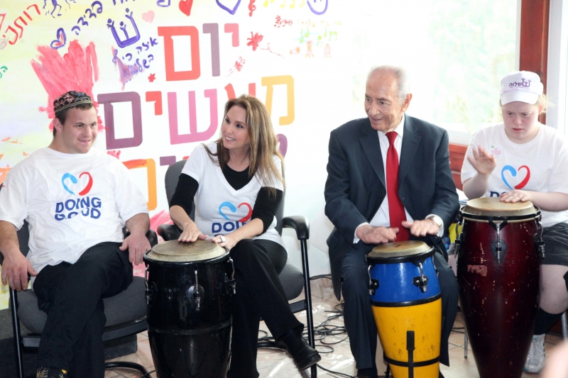 President Shimon Peres and Shari Arison at the Good Deeds Day 2013 kickoff event, Shalva Home, Jerusalem 